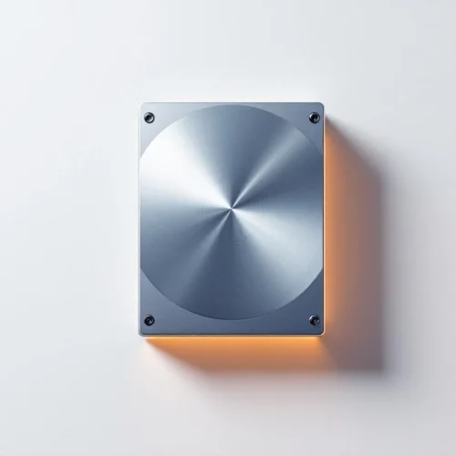 Harde schijf met zilver-amber kleurverloop op witte achtergrond, omgeven door minimalistische geometrische elementen